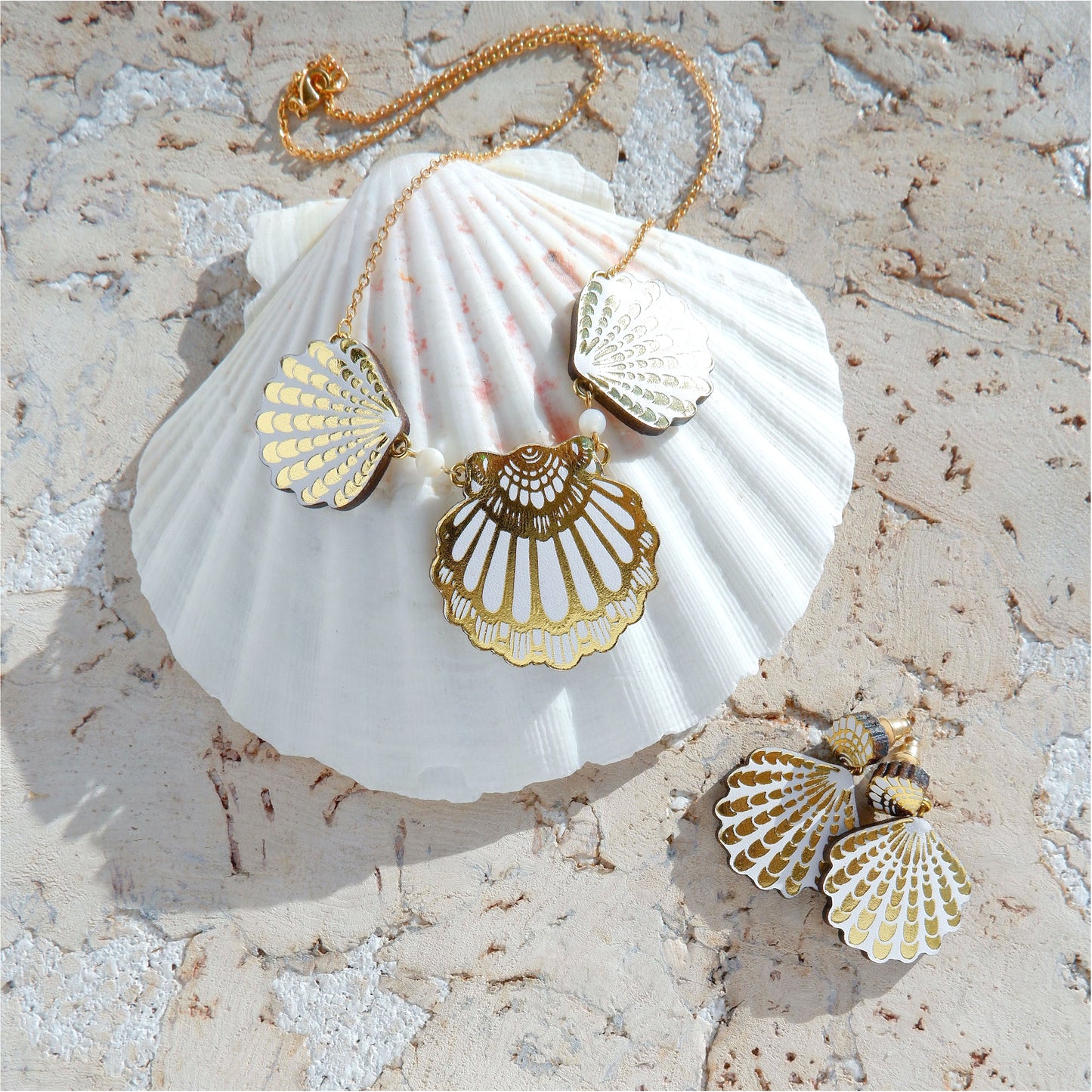 SEA SHELL TRIO . necklace