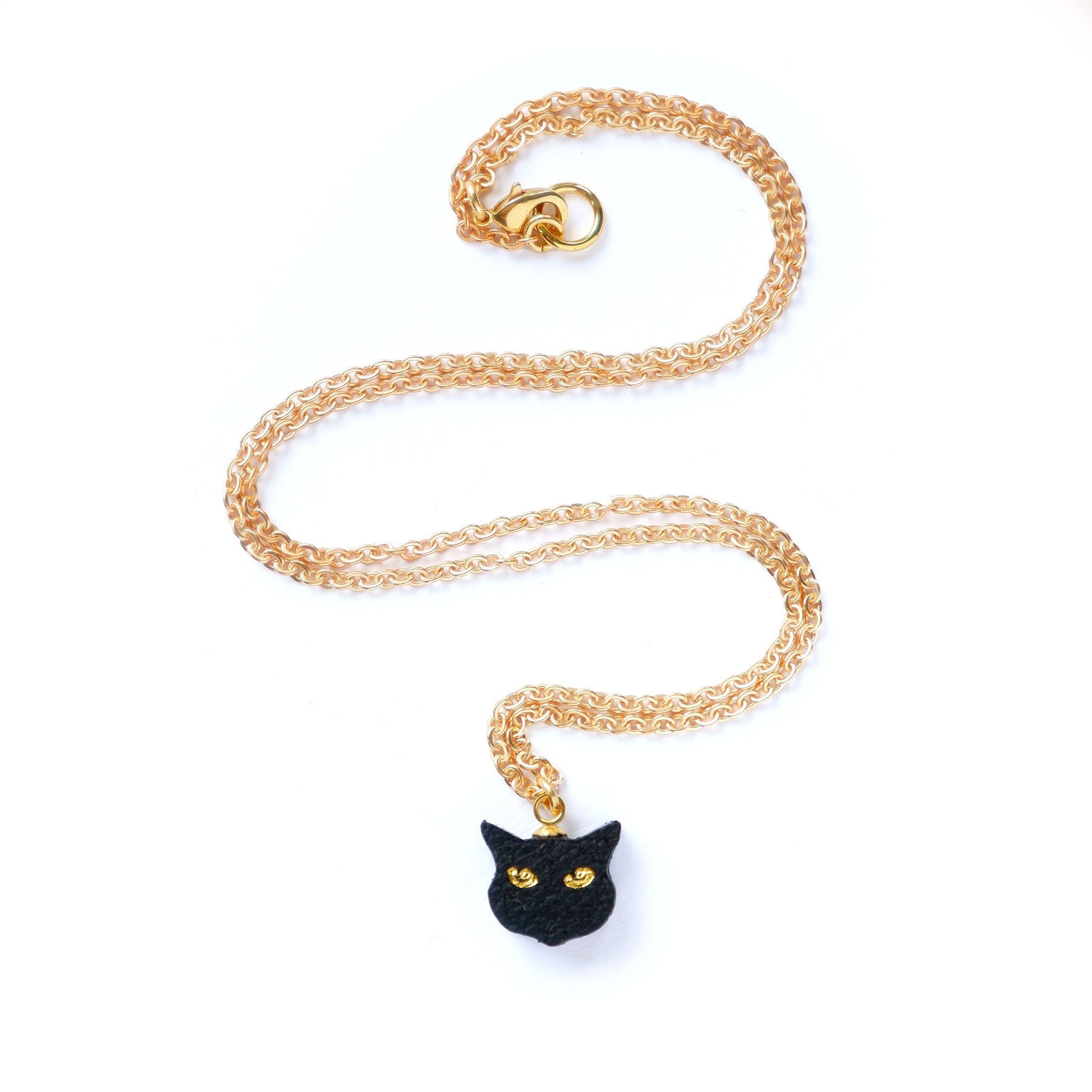 litle black cat head pendant, on fine gold chain